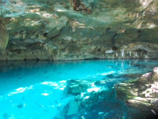 Los cenotes con agua cristalina